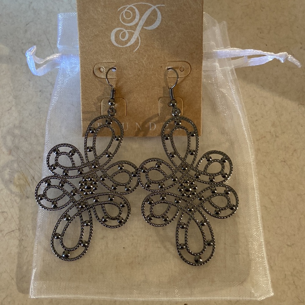 Super light dangle earrings.